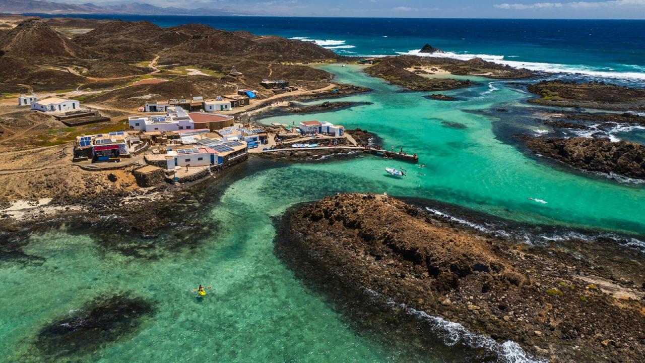 People go to isla de lobos to surf