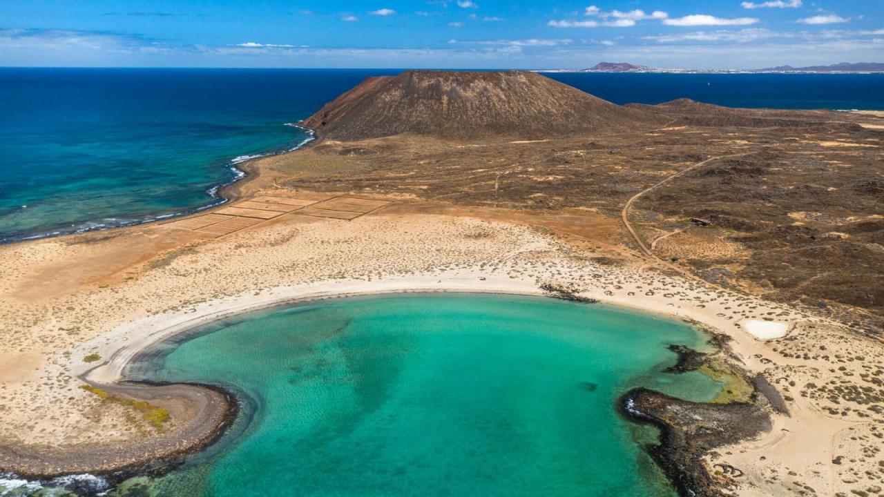 People go to isla de lobos to surf